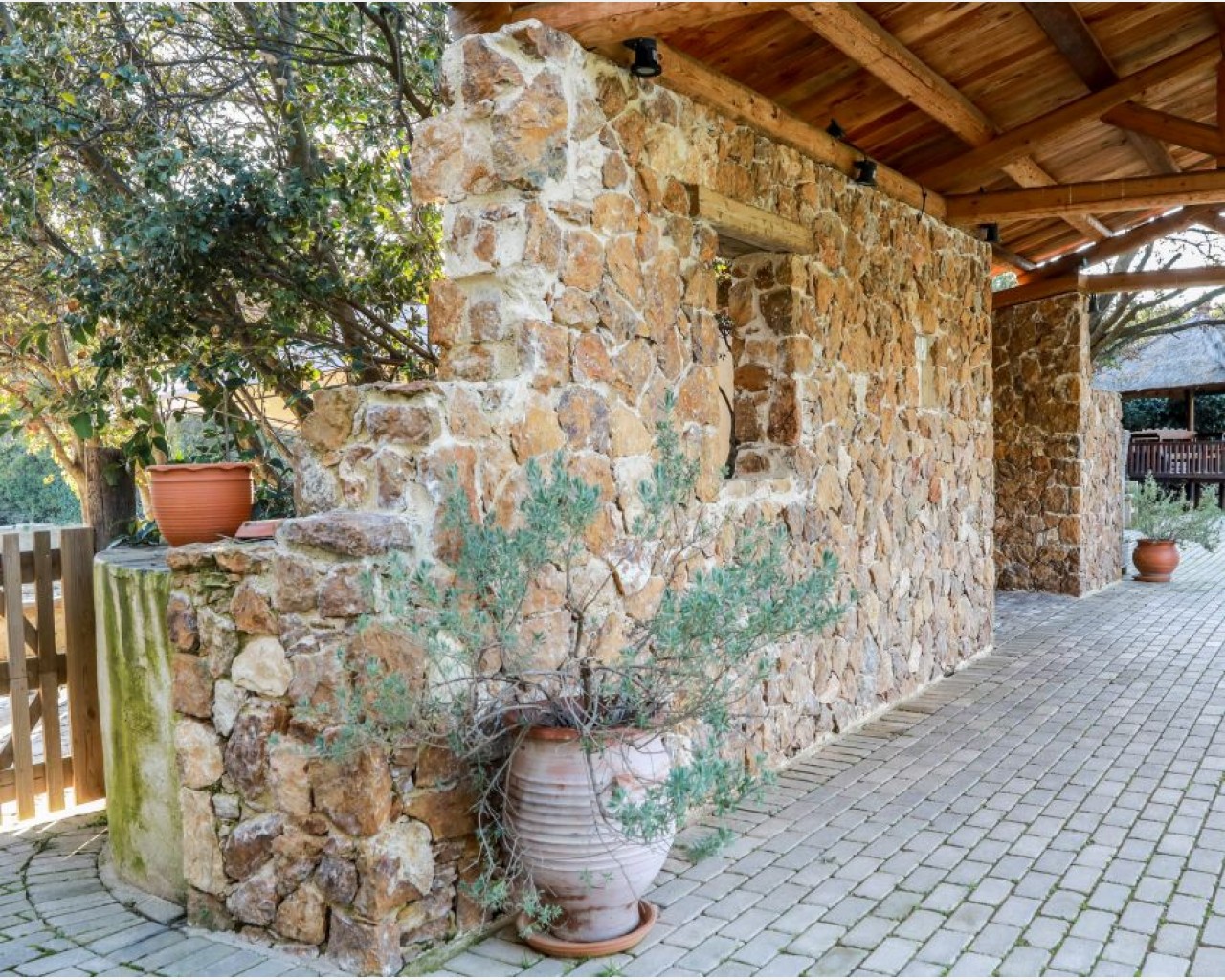 Κατασκευή πέτρινης μάντρας στο POLO CLUB της Πάρνηθας