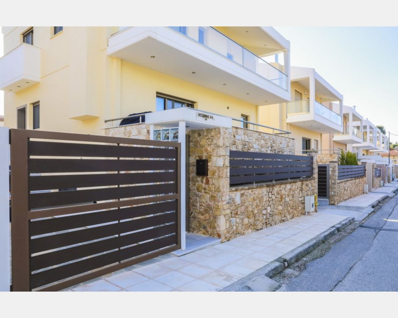 Επένδυση μάντρας στα Βριλήσσια