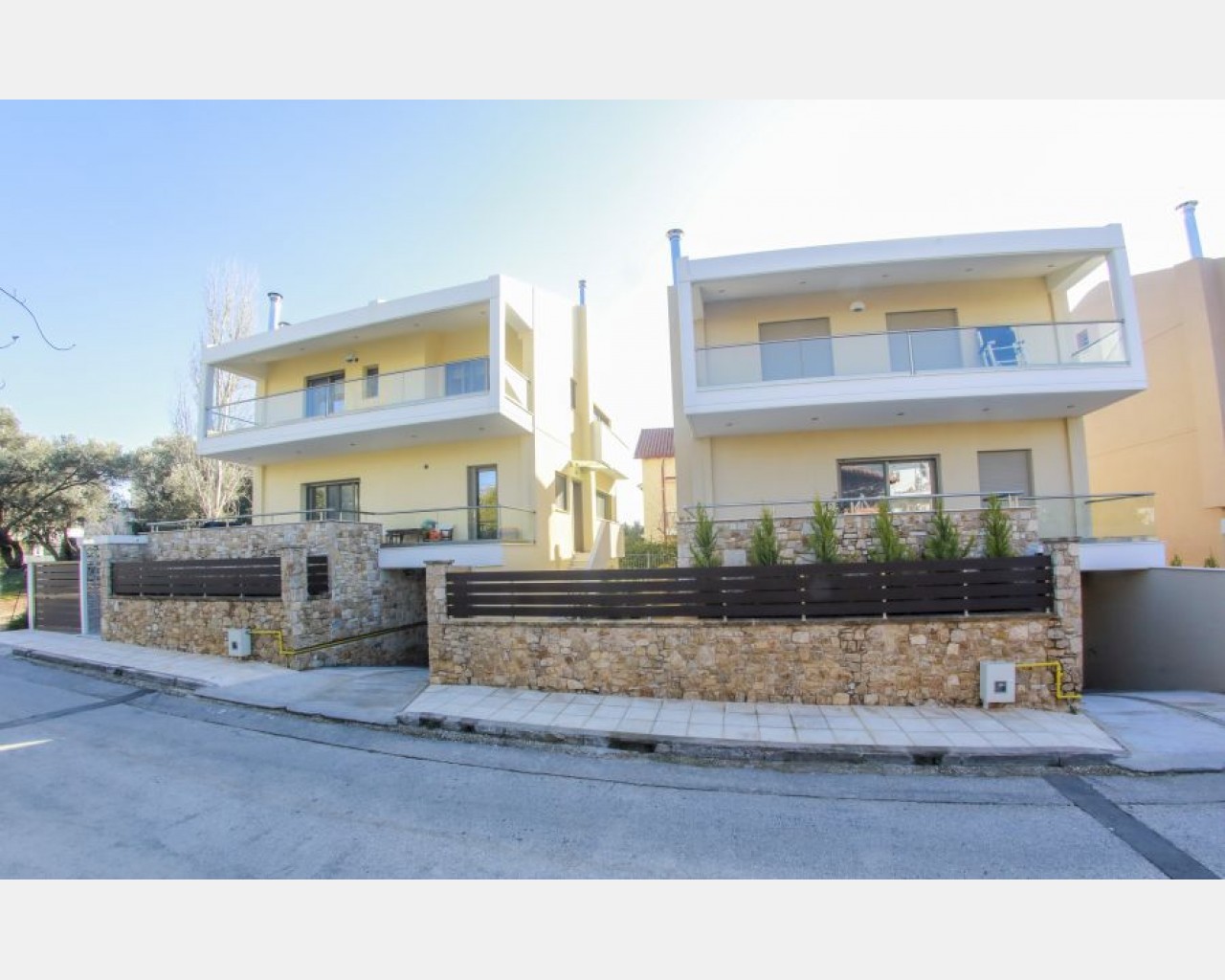 Επένδυση μάντρας στα Βριλήσσια