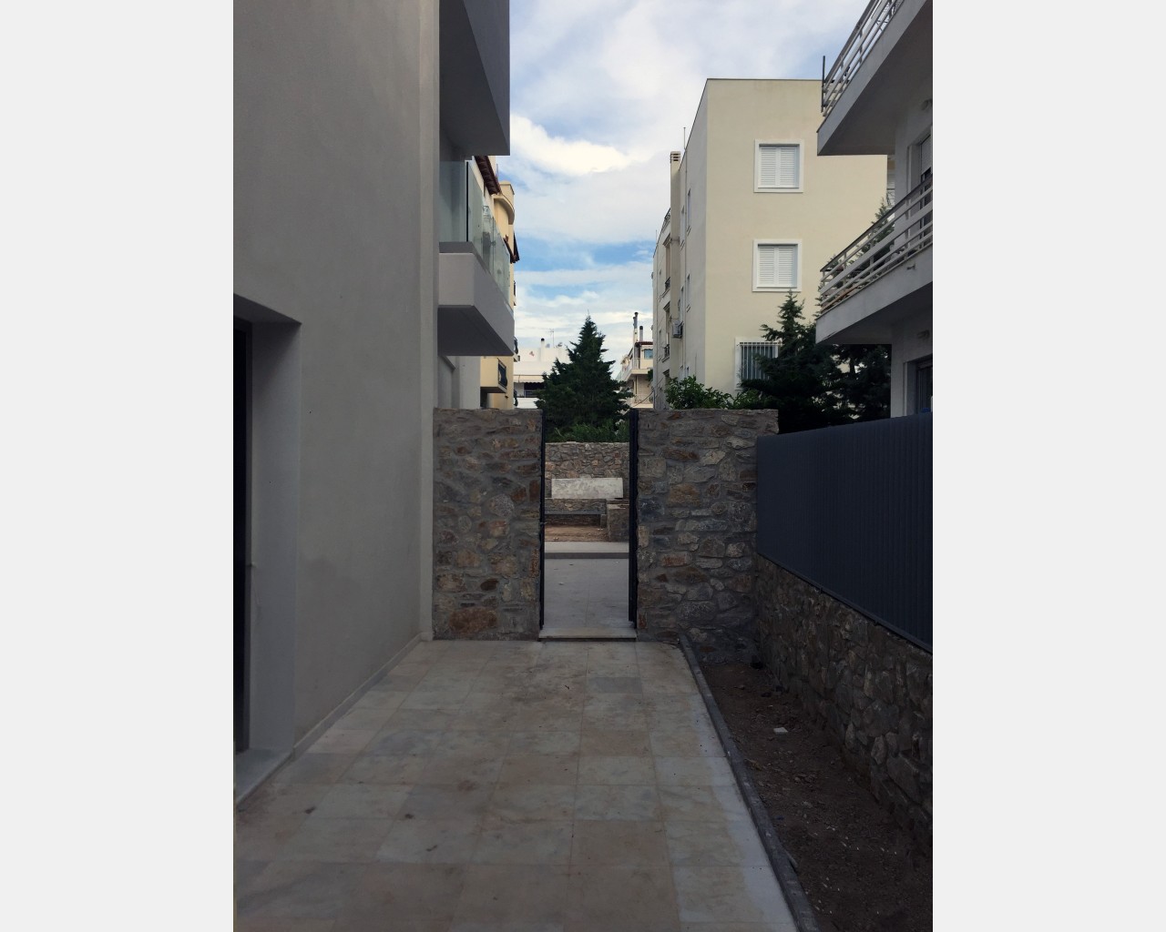 Κατασκευή μάντρας σε νεόδμητο κτίριο στην Γλυφάδα