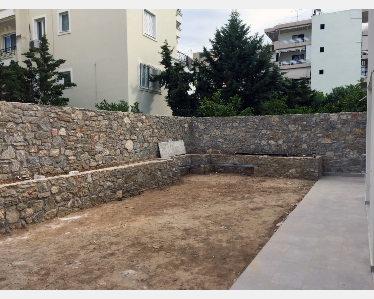 Κατασκευή μάντρας σε νεόδμητο κτίριο στην Γλυφάδα